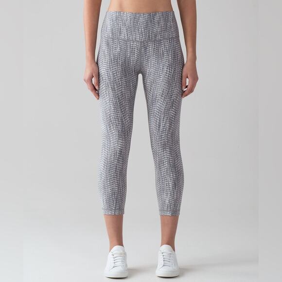 Lululemon Wunder Under Crop Hi-Rise 21" Luon Arrow Jacquard Battleship Size 10 - Picture 1 of 5